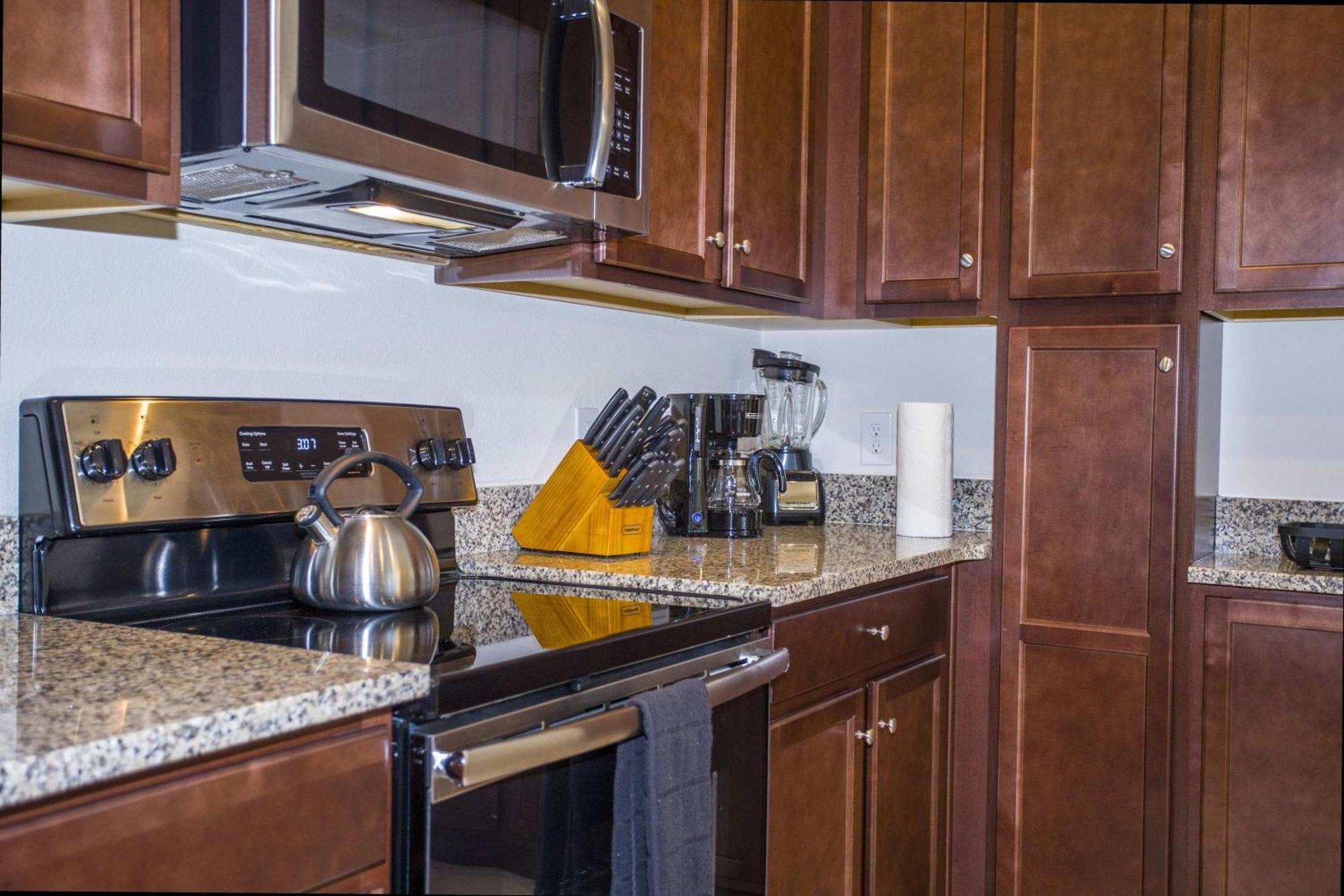 Fabulous W/ Pool Close To 146 Davenport