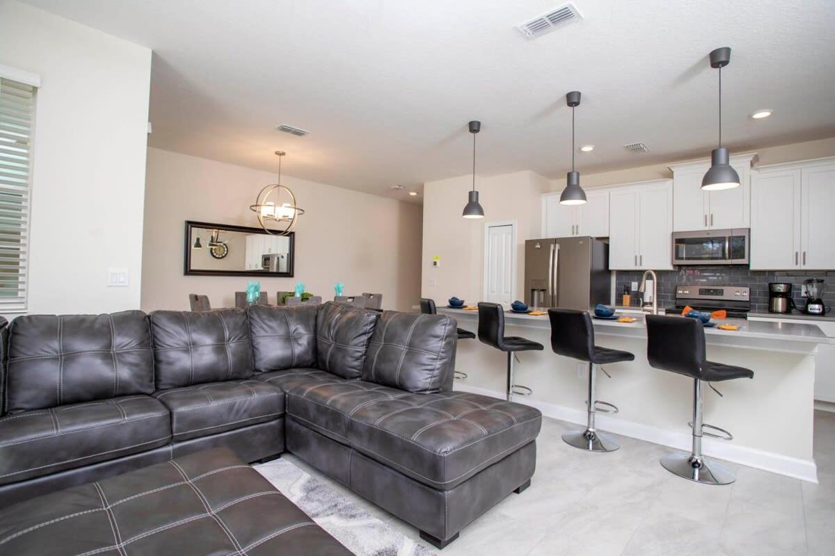 Gorgeous Four Bd W/ Pool Close To 5035