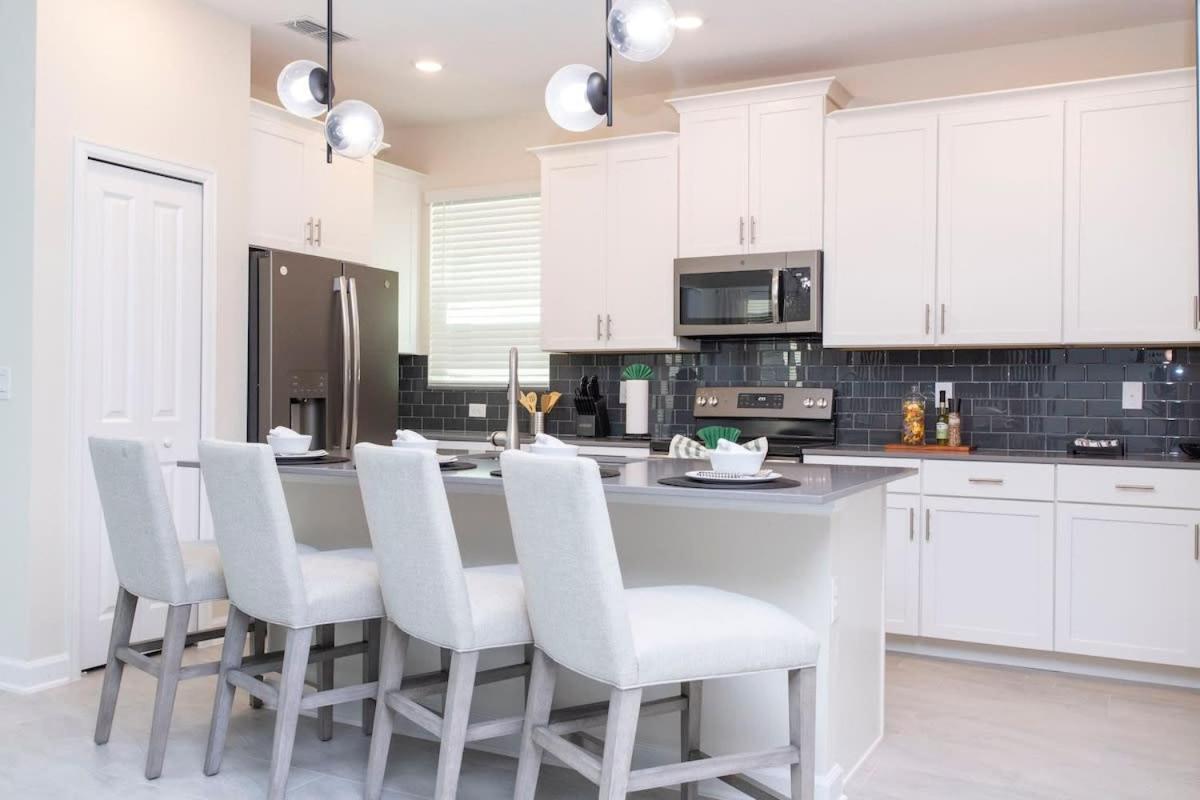 Holiday home Stunning 5 Bd W/ Pool Close To @ Storey 2767 *