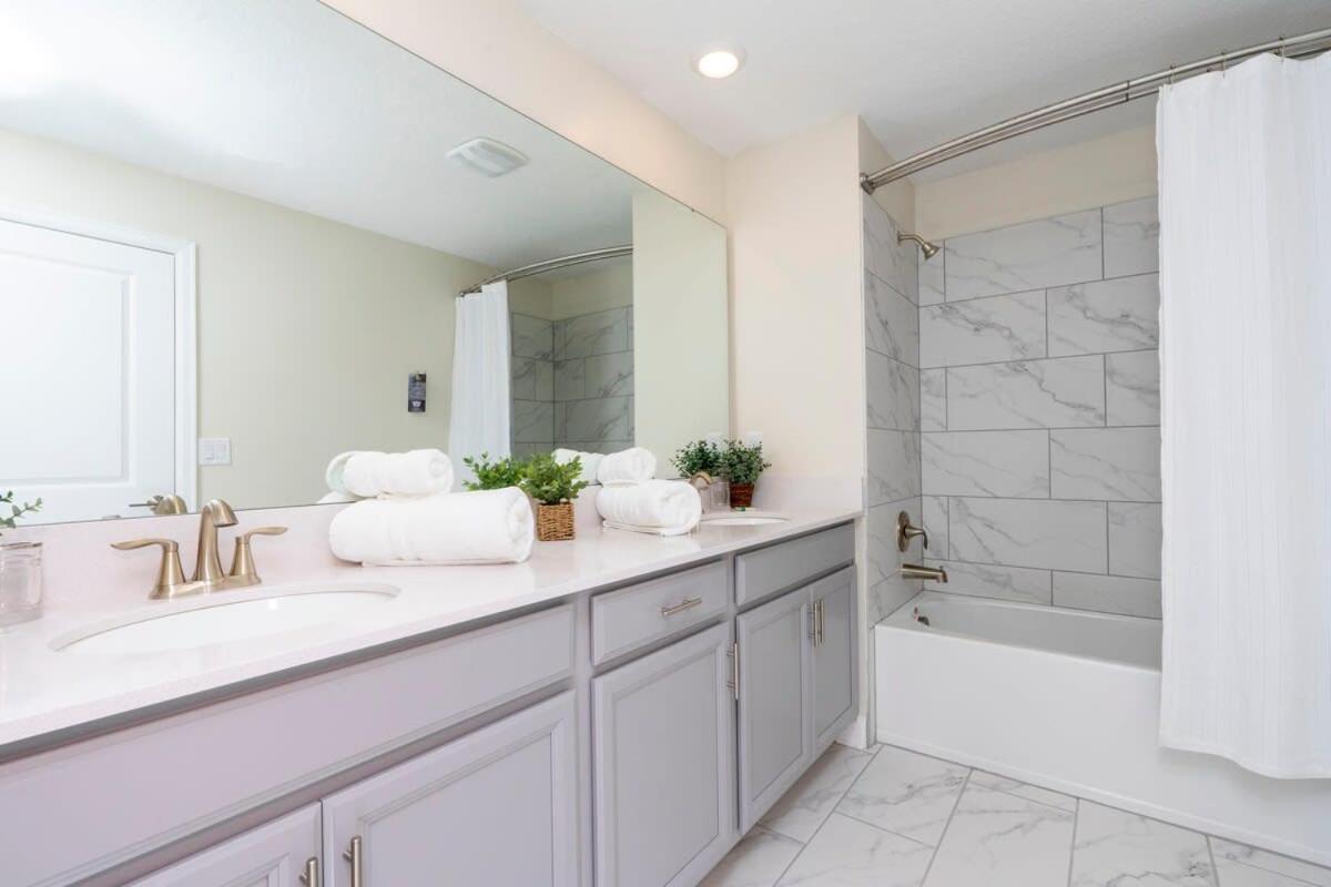 Stunning 5 Bd W/ Pool Close To 2905 Holiday home *