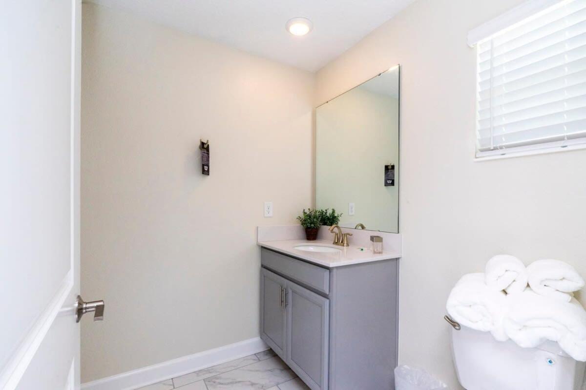 Holiday home Stunning 5 Bd W/ Pool Close To 2905