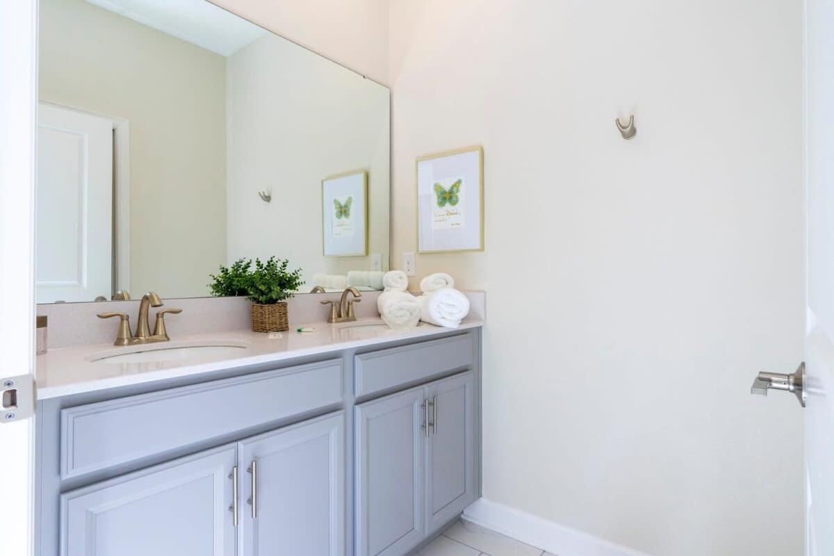 Stunning 5 Bd W/ Pool Close To 2905