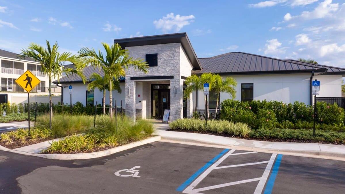 Splendid 4 Bd W/ Pool Close To @ Champions Gate 1006 *