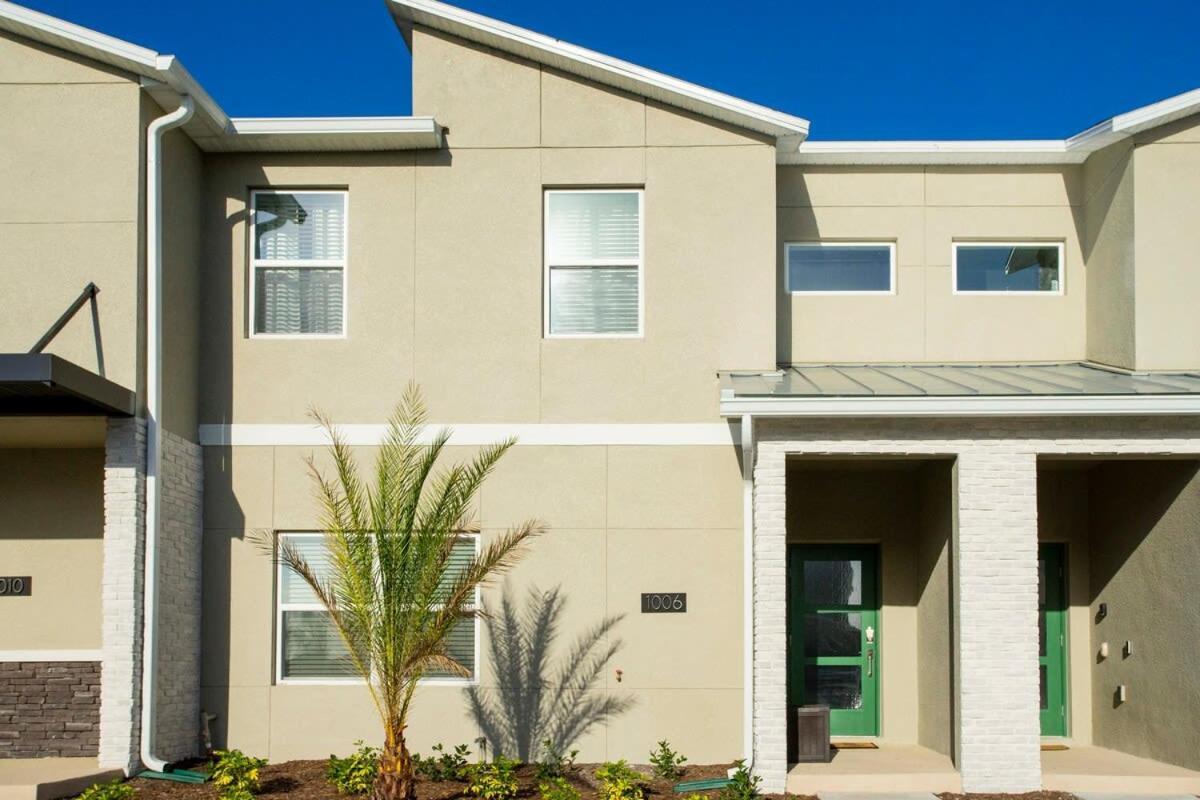 Splendid 4 Bd W/ Pool Close To @ Champions Gate 1006