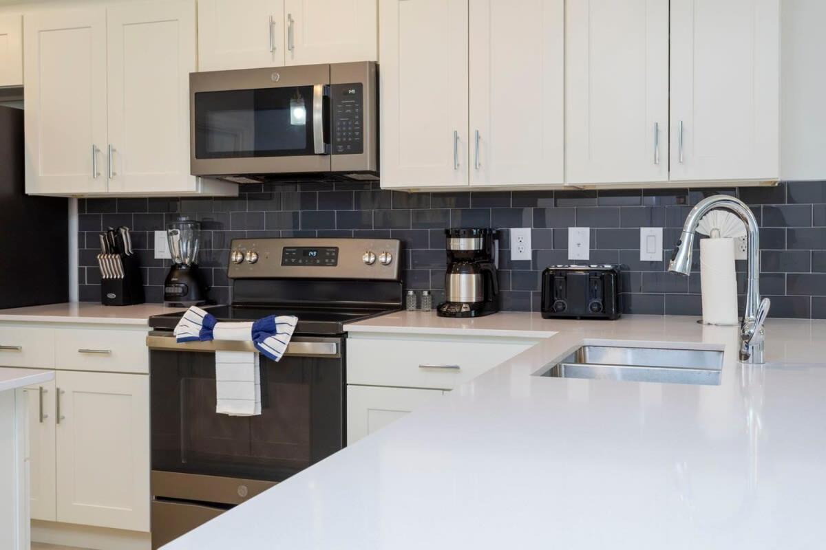 Stunning 2 Bedroom Close To 304 3191 *