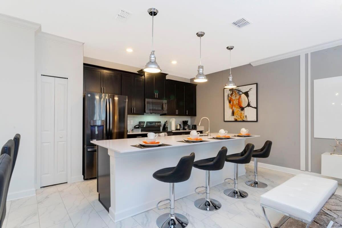 Gorgeous 4 Bd W/ Pool Close To @ Storey 2963 *