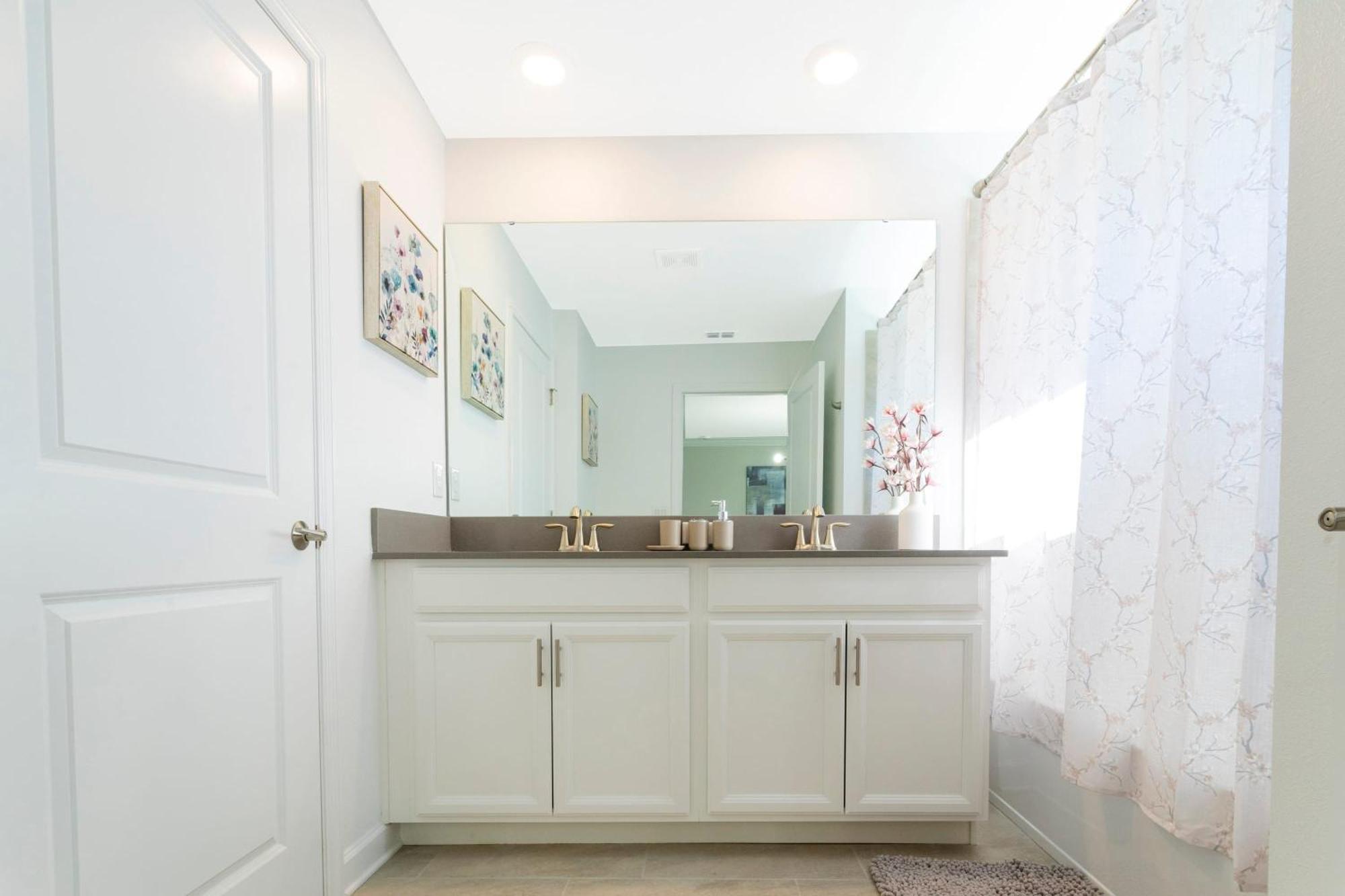 Gorgeous 4 Bd Close To W/ Pool @ Storey 4245 *