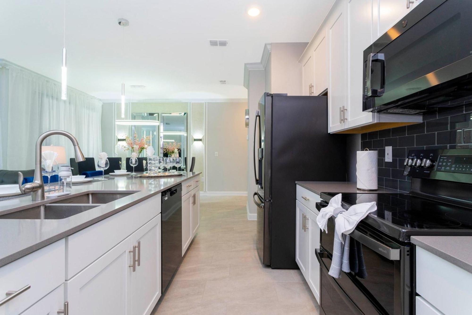 Gorgeous 4 Bd Close To W/ Pool @ Storey 4245