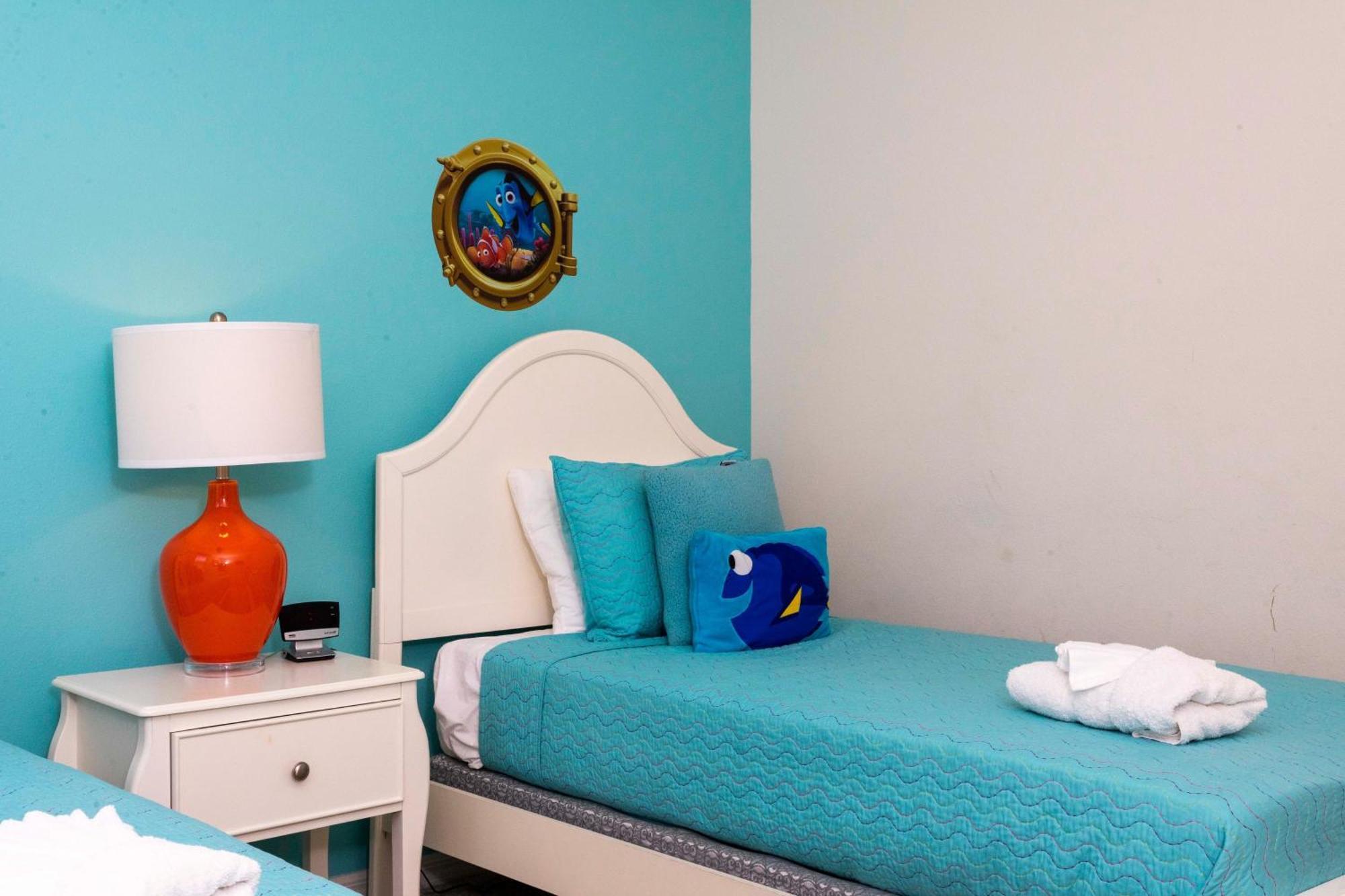 Marvelous 7 Bd W/ Pool Close To @ Solterra 6086