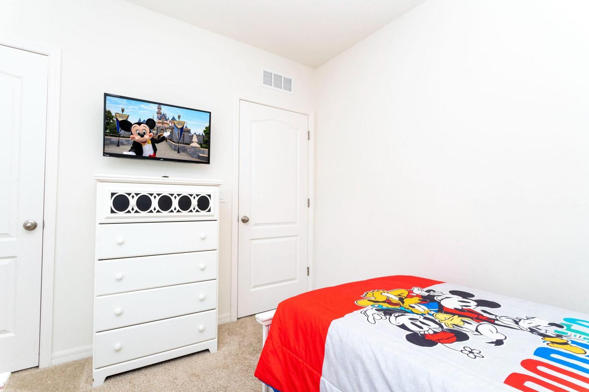 Marvelous 7 Bd W/ Pool Close To @ Solterra 6086