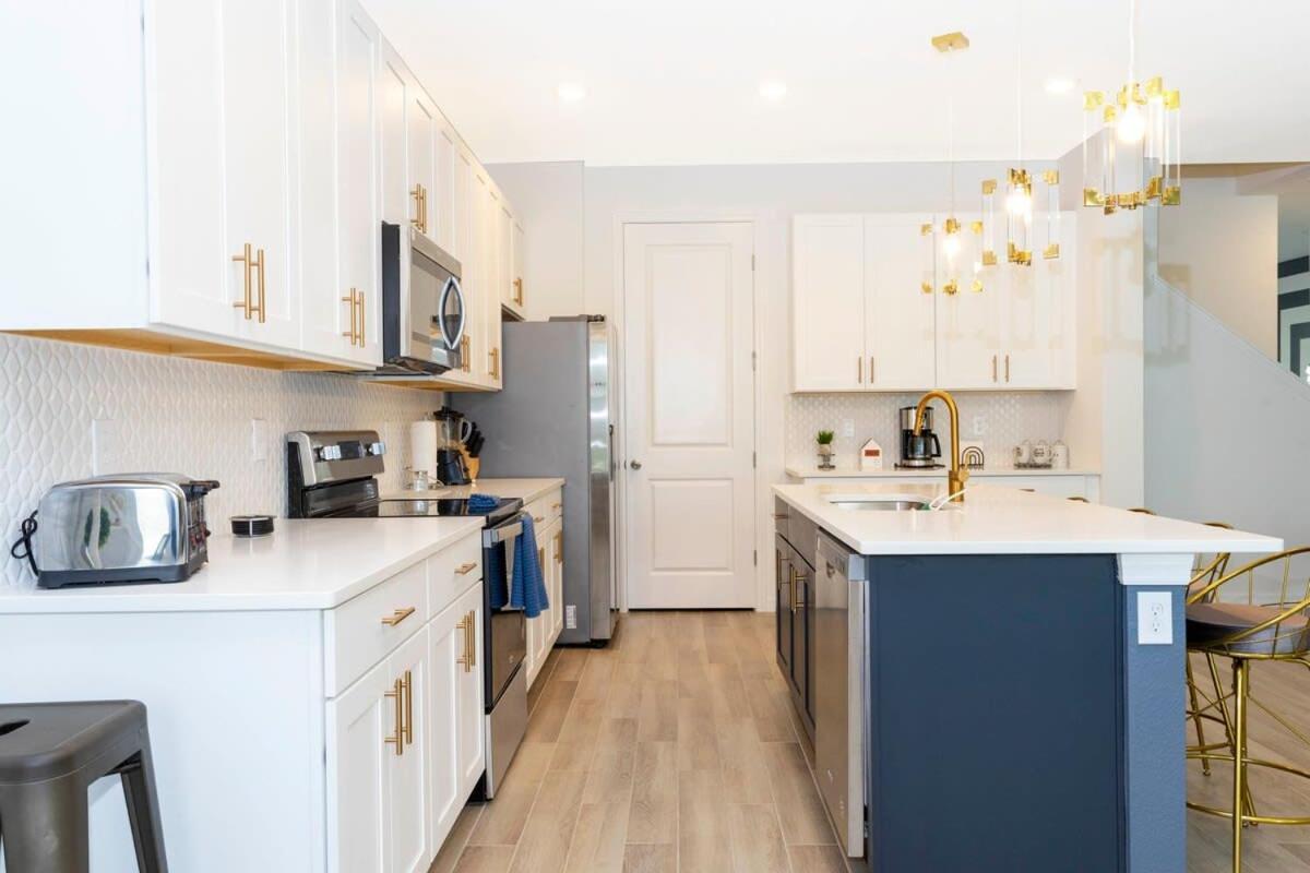 Cozy 3 Bd Close To @ Enclaves At Festival 808