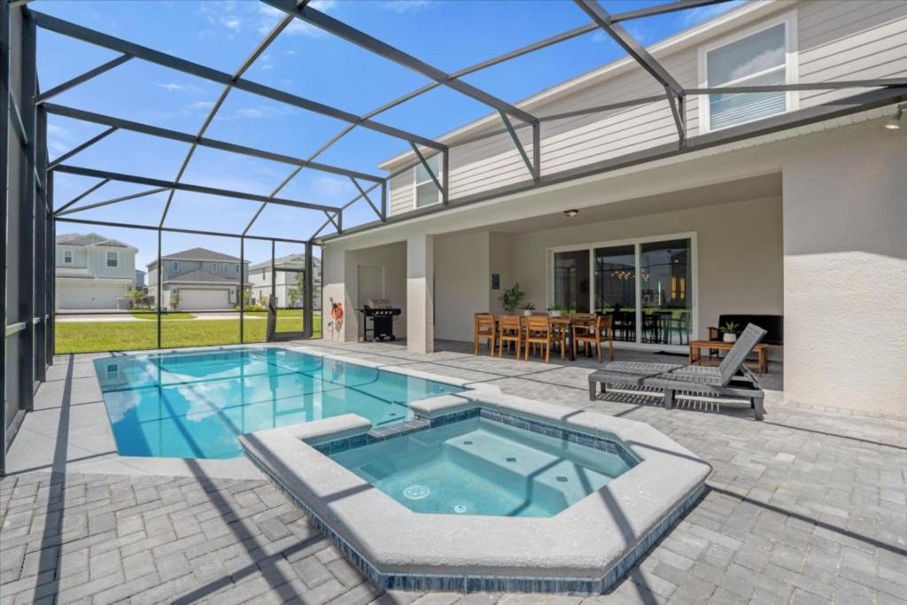 10 Bedrooms- 8 Bathrooms- Windsor Cay 16392 Sk Holiday home *