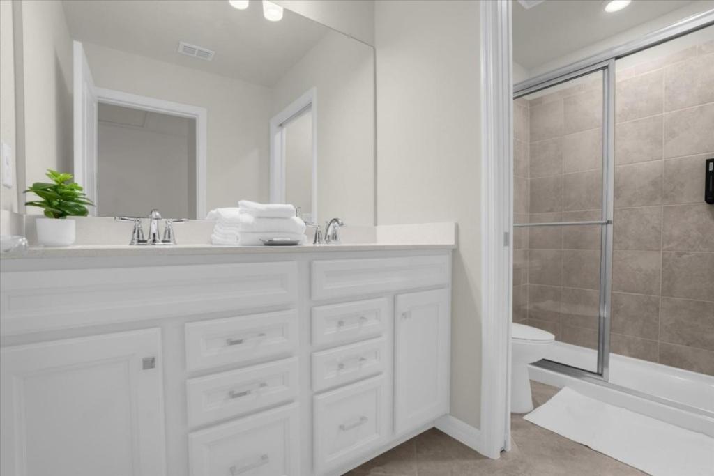 10 Bedrooms- 8 Bathrooms- Windsor Cay 16392 Sk Holiday home