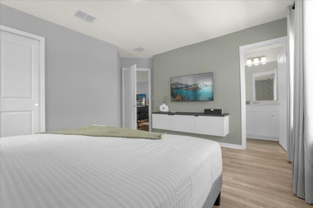 10 Bedrooms- 8 Bathrooms- Windsor Cay 16392 Sk Holiday home