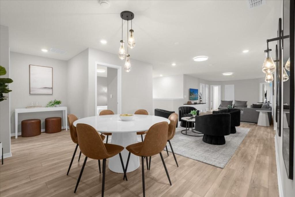Holiday home 10 Bedrooms- 8 Bathrooms- Windsor Cay 16392 Sk *