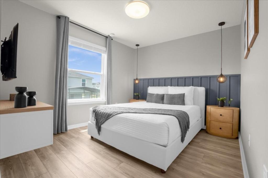 10 Bedrooms- 8 Bathrooms- Windsor Cay 16392 Sk *