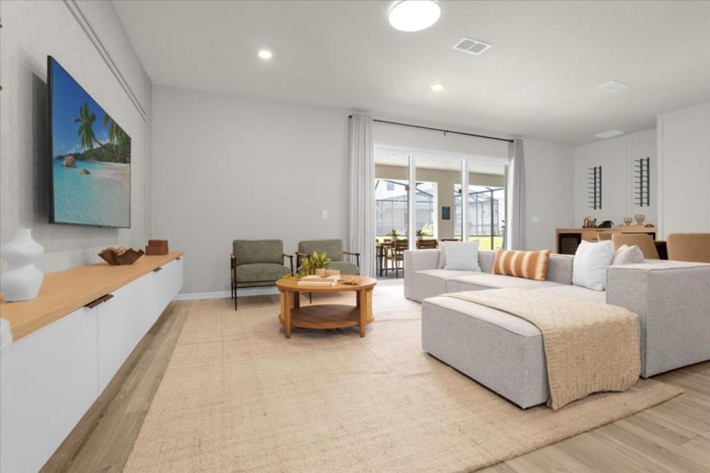 10 Bedrooms- 8 Bathrooms- Windsor Cay 16392 Sk
