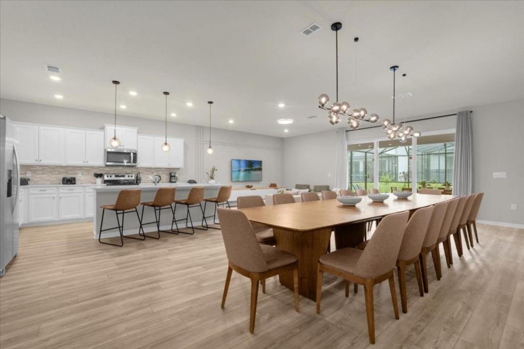 10 Bedrooms- 8 Bathrooms- Windsor Cay 16392 Sk Holiday home
