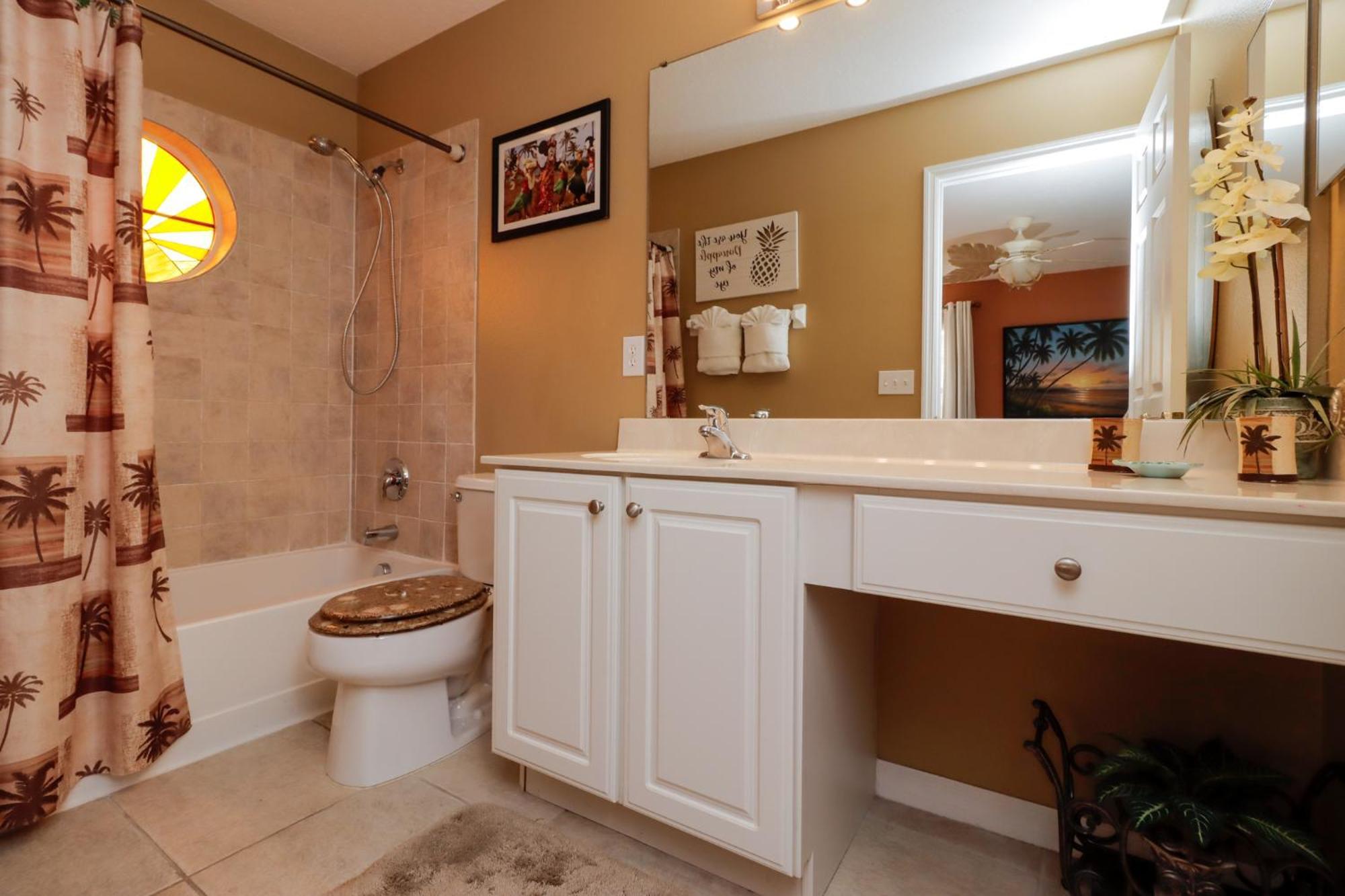 Spacious Emerald Island With Pool And Amenities Near
