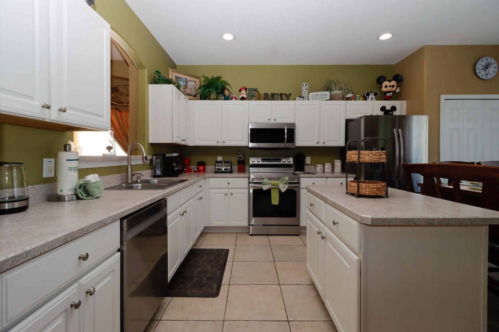 Spacious Emerald Island With Pool And Amenities Near