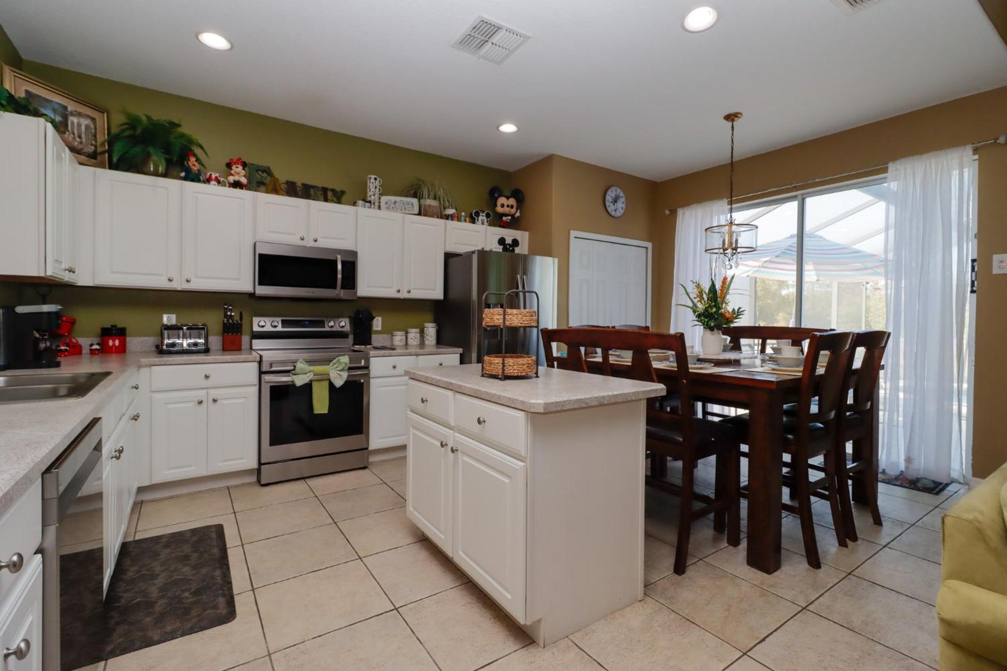 Spacious Emerald Island With Pool And Amenities Near Holiday home
