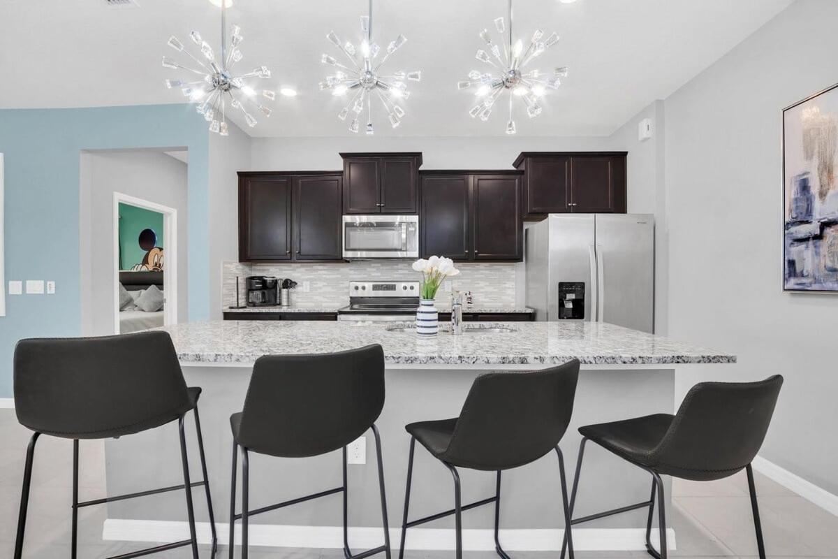 Brand New 7 Bedroom With Pool Themed Close