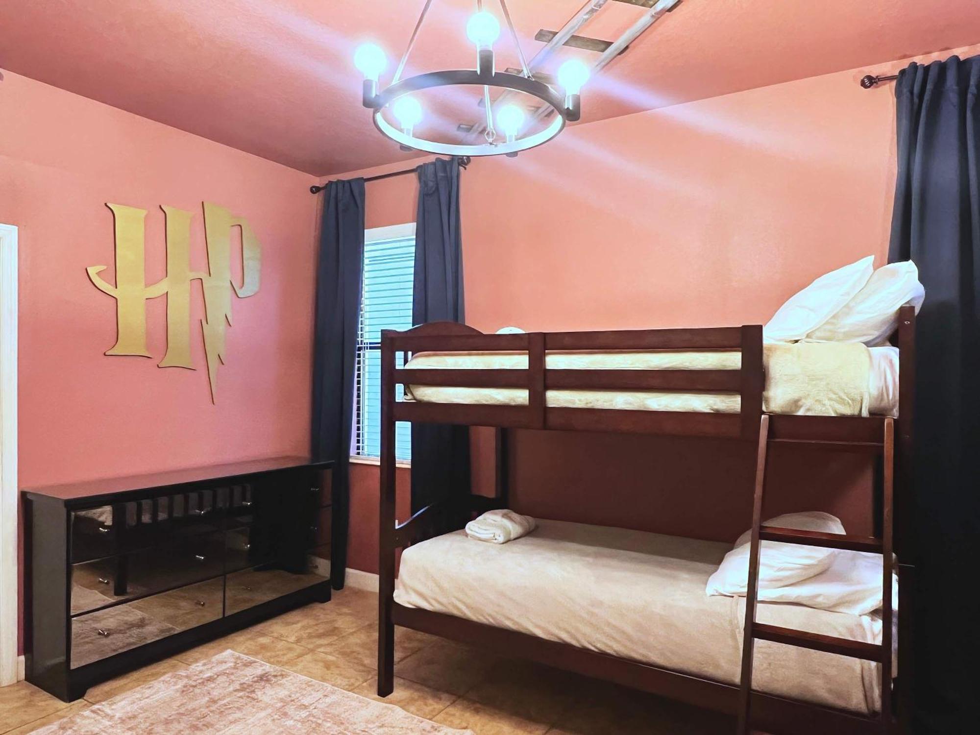 Beautiful 7bd Family With Themed Game Room-9117 *