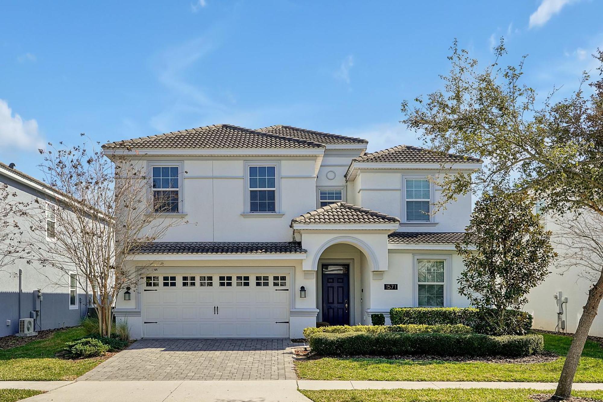 Champions Gate Home: Pool, Movie & Near