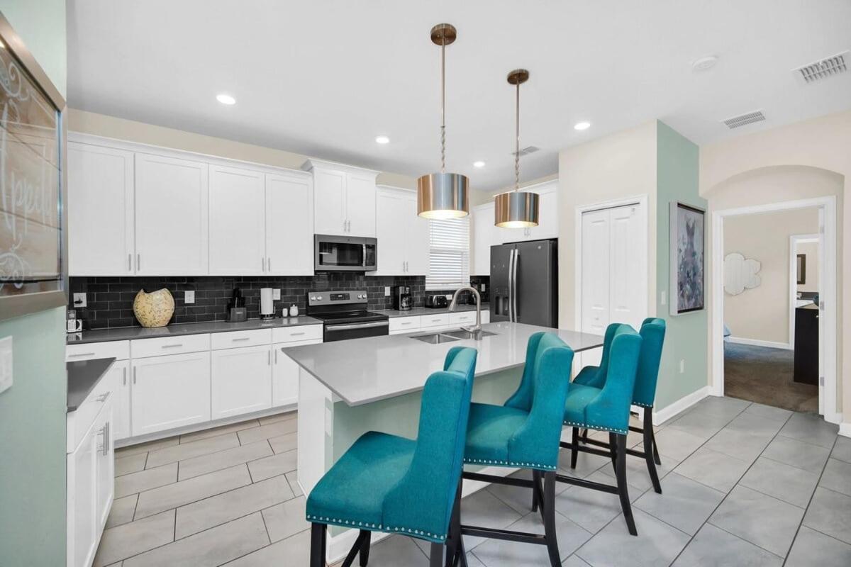 Dazzling 5br In Storey With Pool & 1528 Holiday home