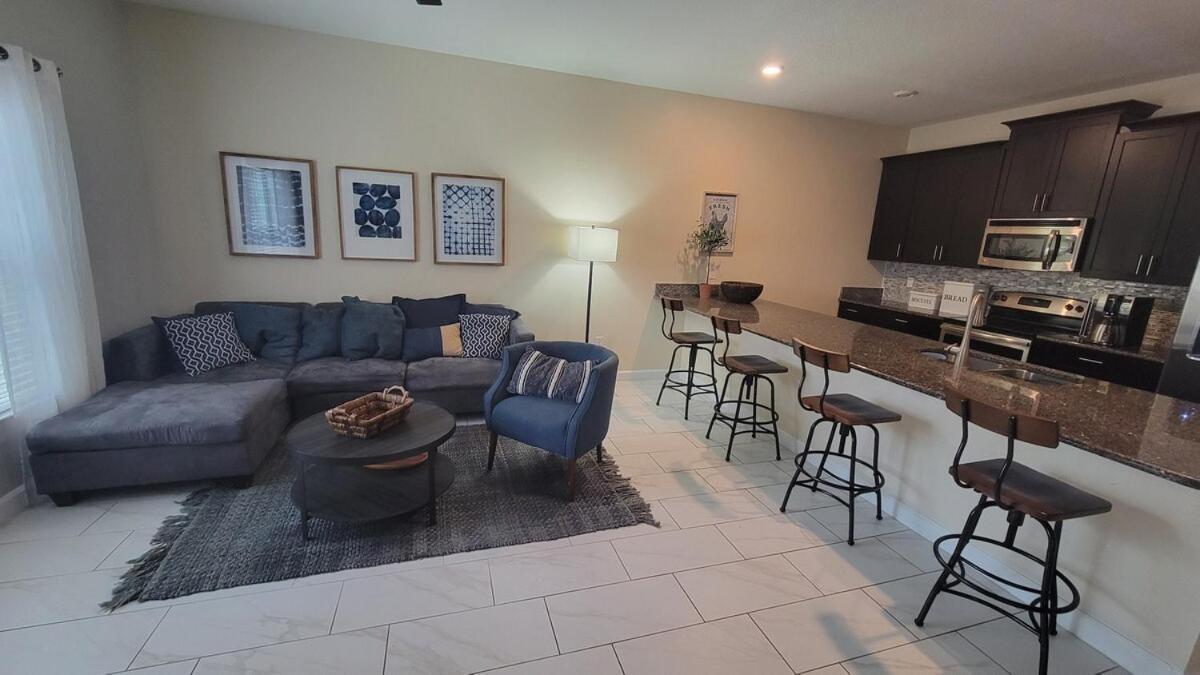 4 Bedroom Private Lakefront Town At Storey Near World Parks Apartment Kissimmee