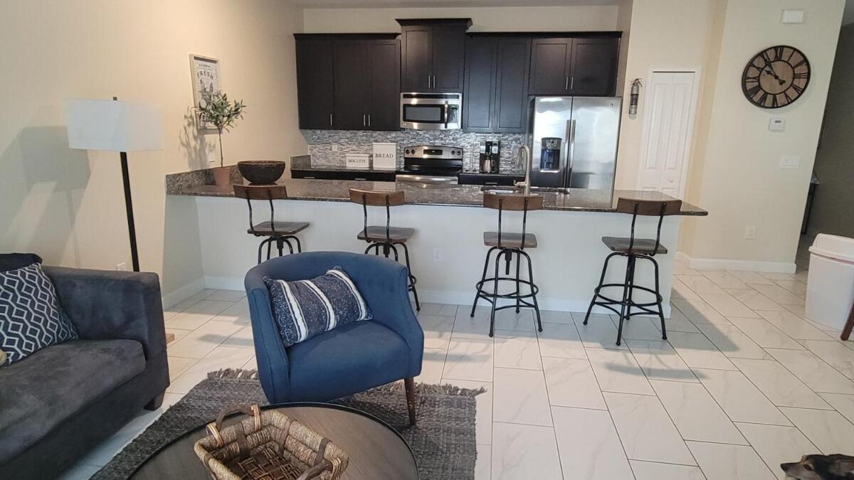4 Bedroom Private Lakefront Town At Storey Near World Parks Apartment *