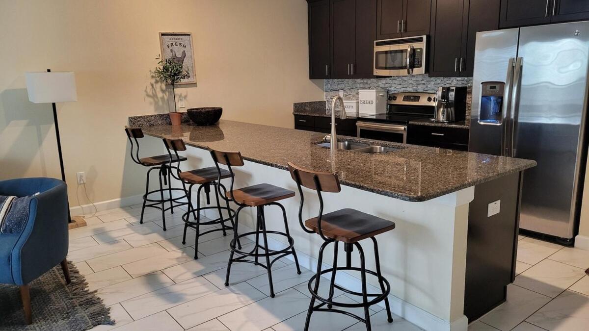 Apartment 4 Bedroom Private Lakefront Town At Storey Near World Parks *