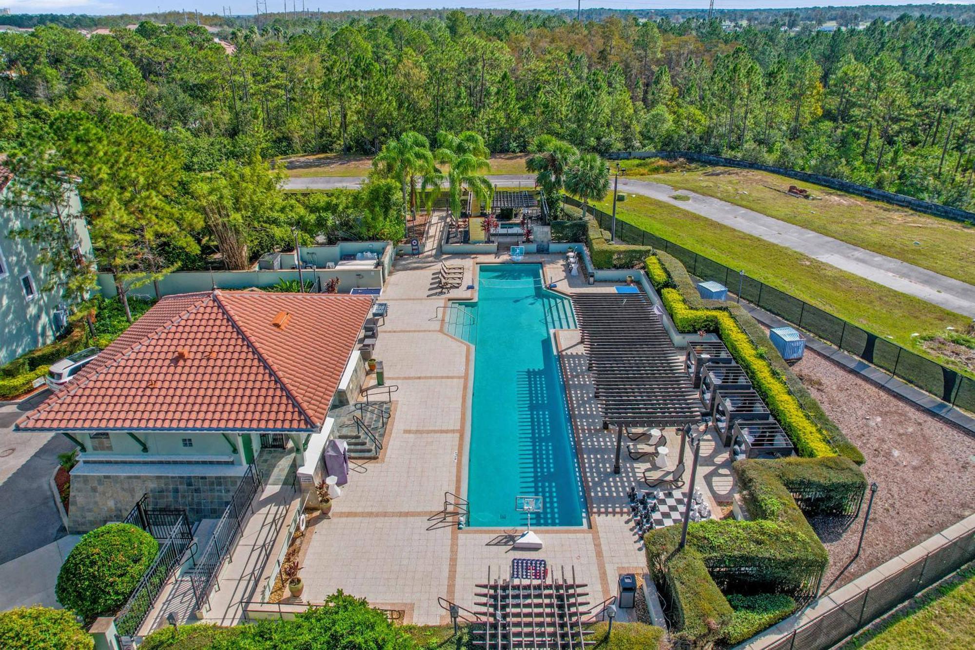 Luxury Townhome - 5 Minutes From *