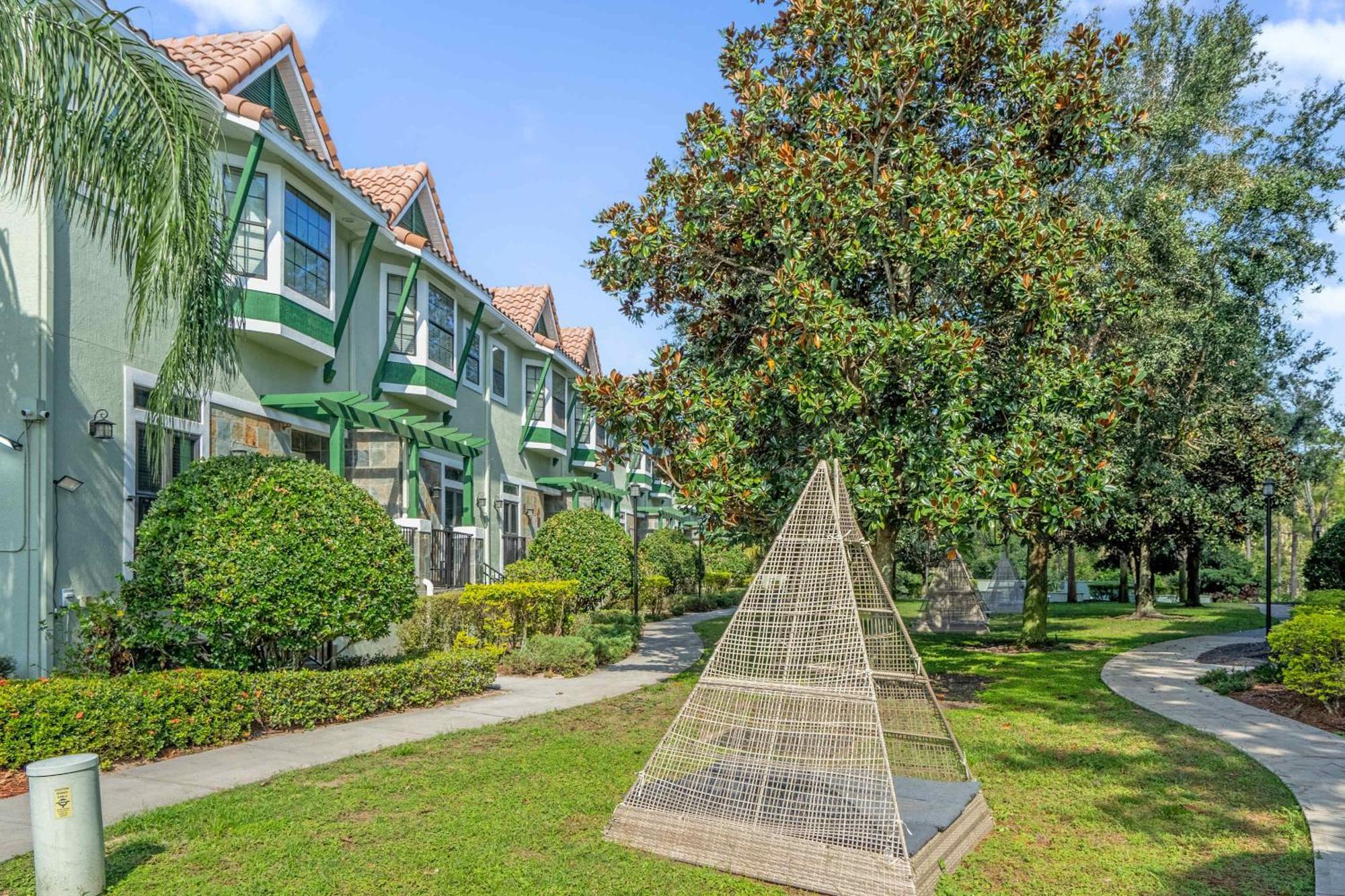 Luxury Townhome - 5 Minutes From
