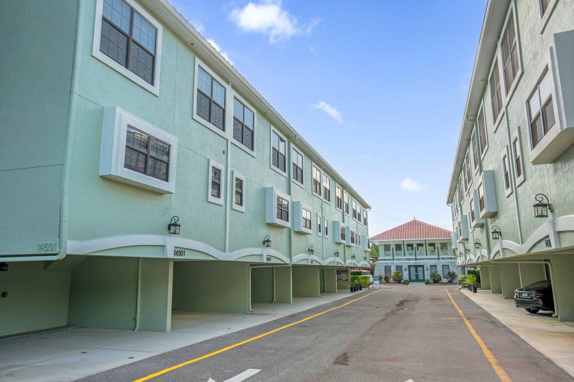 Luxury Townhome - 5 Minutes From