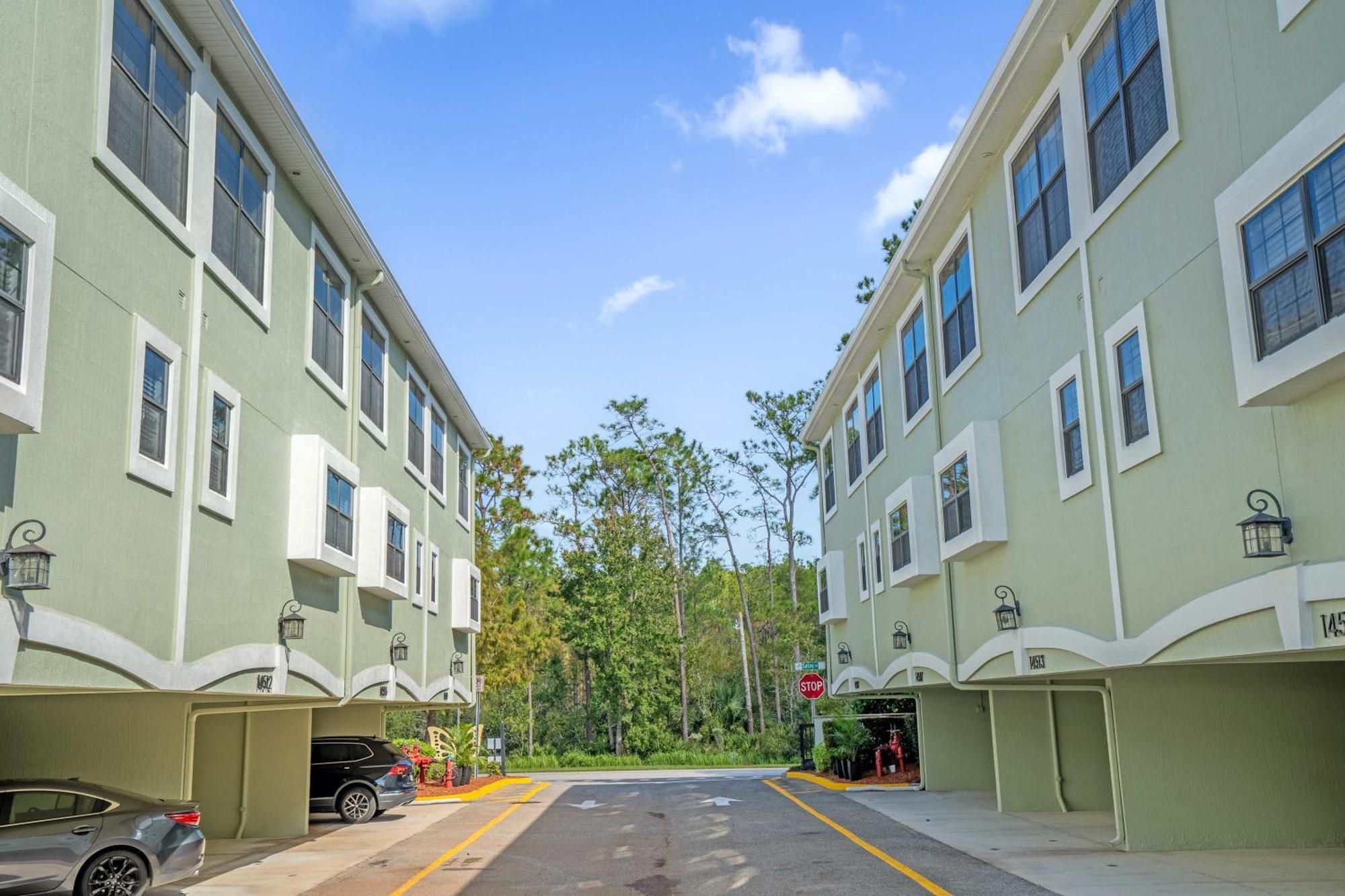 Luxury Townhome - 5 Minutes From Holiday home