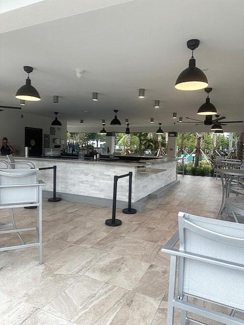 Apartment Fantastic Lakeview Tropicana Near Theme Parks, And Walk To The Convention Center *