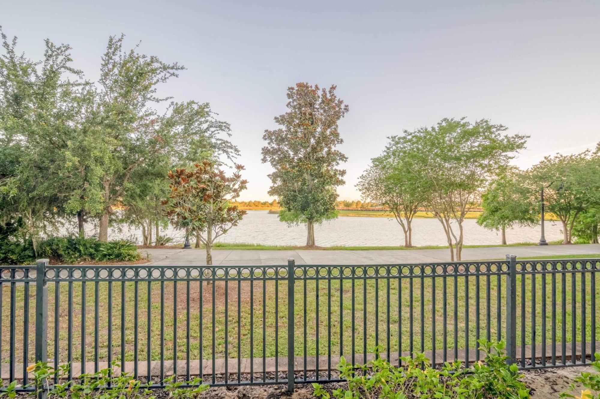 Fantastic Lakeview Tropicana Near Theme Parks, And Walk To The Convention Center Apartment *