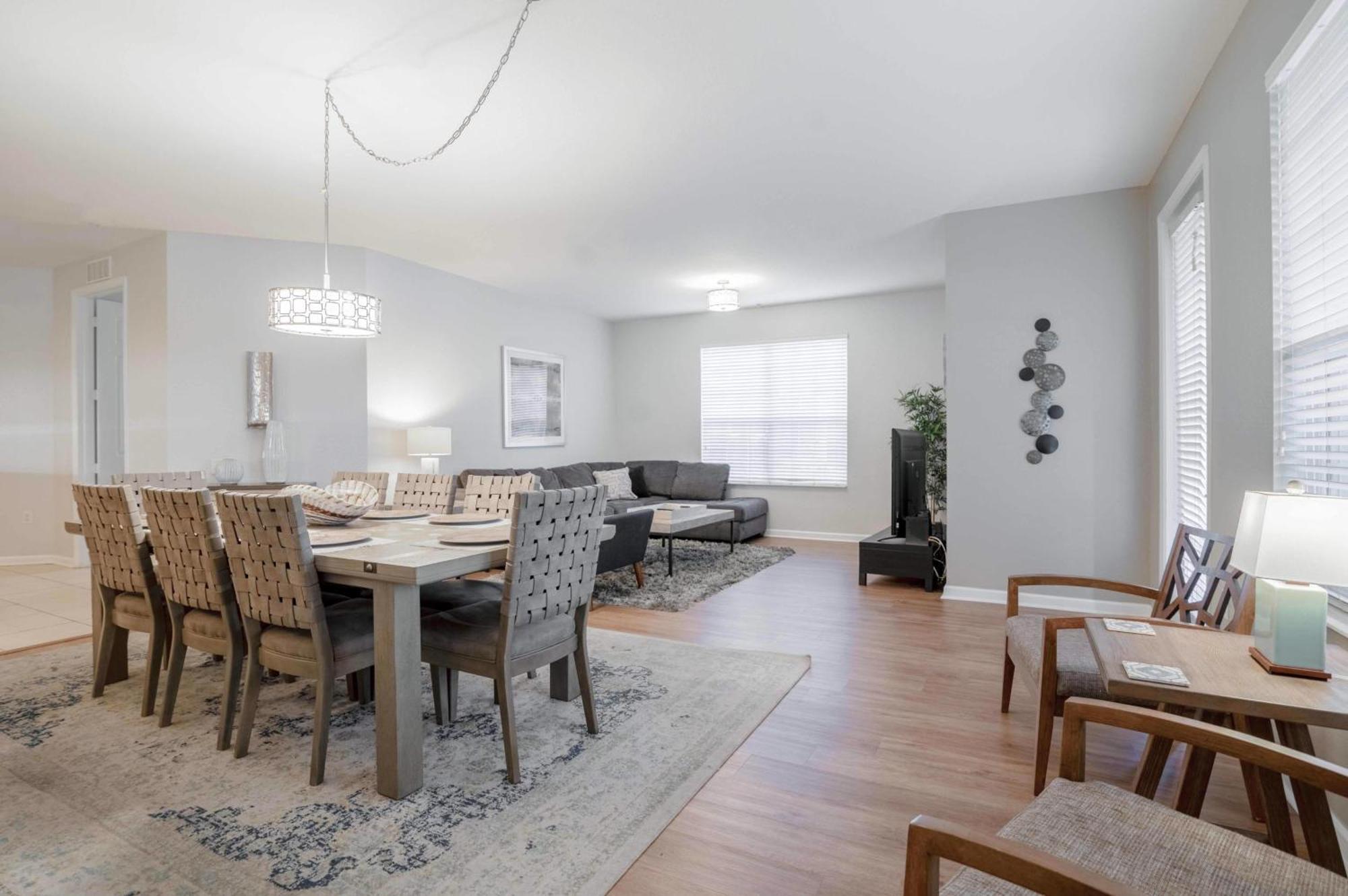 Fantastic Lakeview Tropicana Near Theme Parks, And Walk To The Convention Center Apartment Orlando