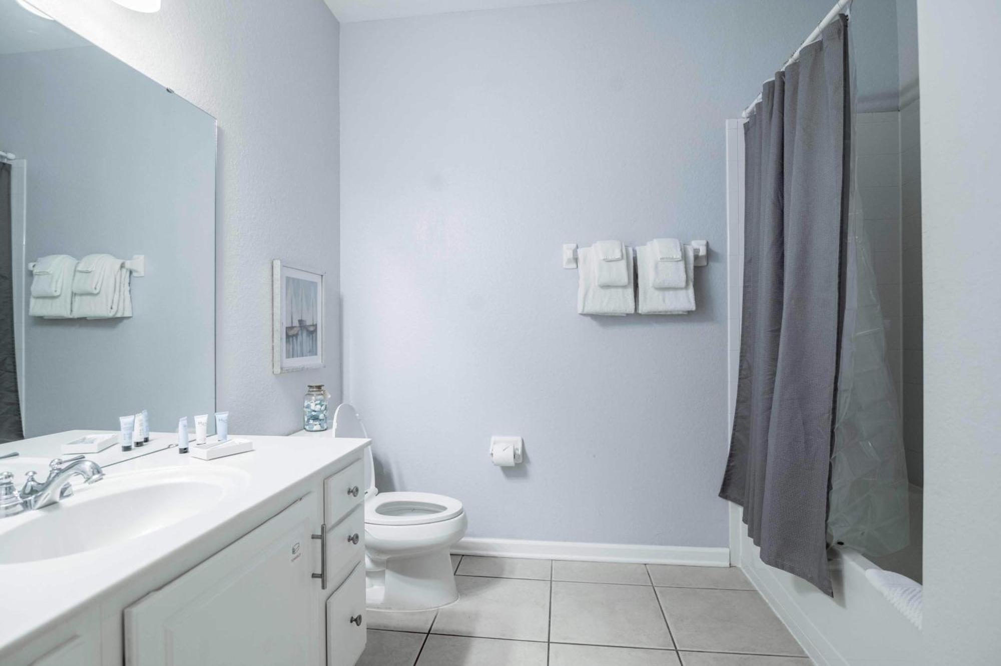 Fantastic Lakeview Tropicana Near Theme Parks, And Walk To The Convention Center Apartment