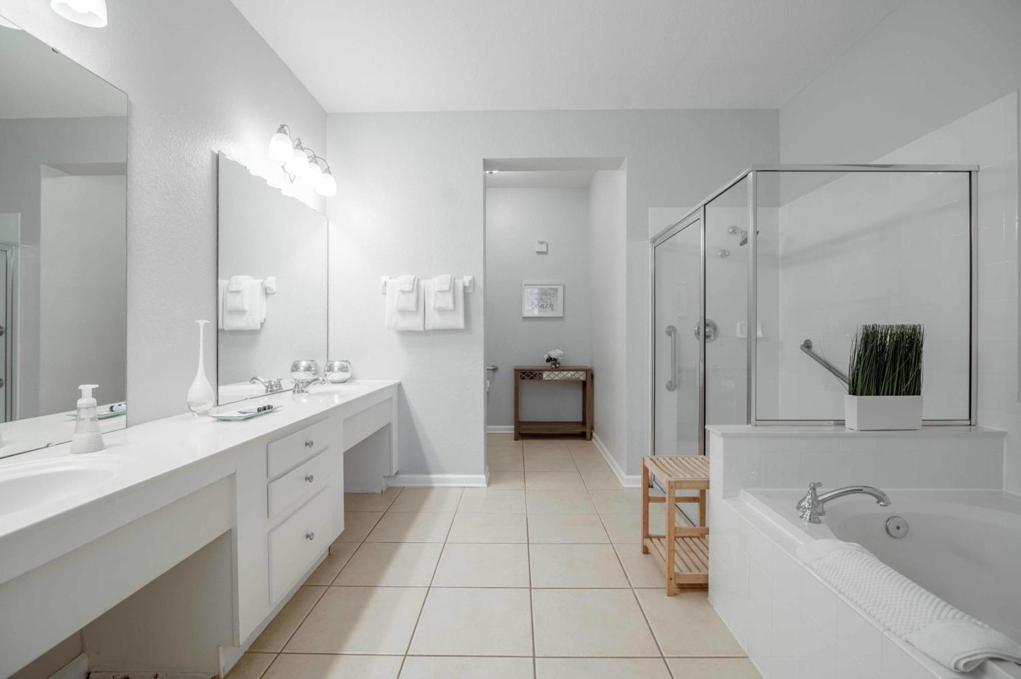 Fantastic Lakeview Tropicana Near Theme Parks, And Walk To The Convention Center *