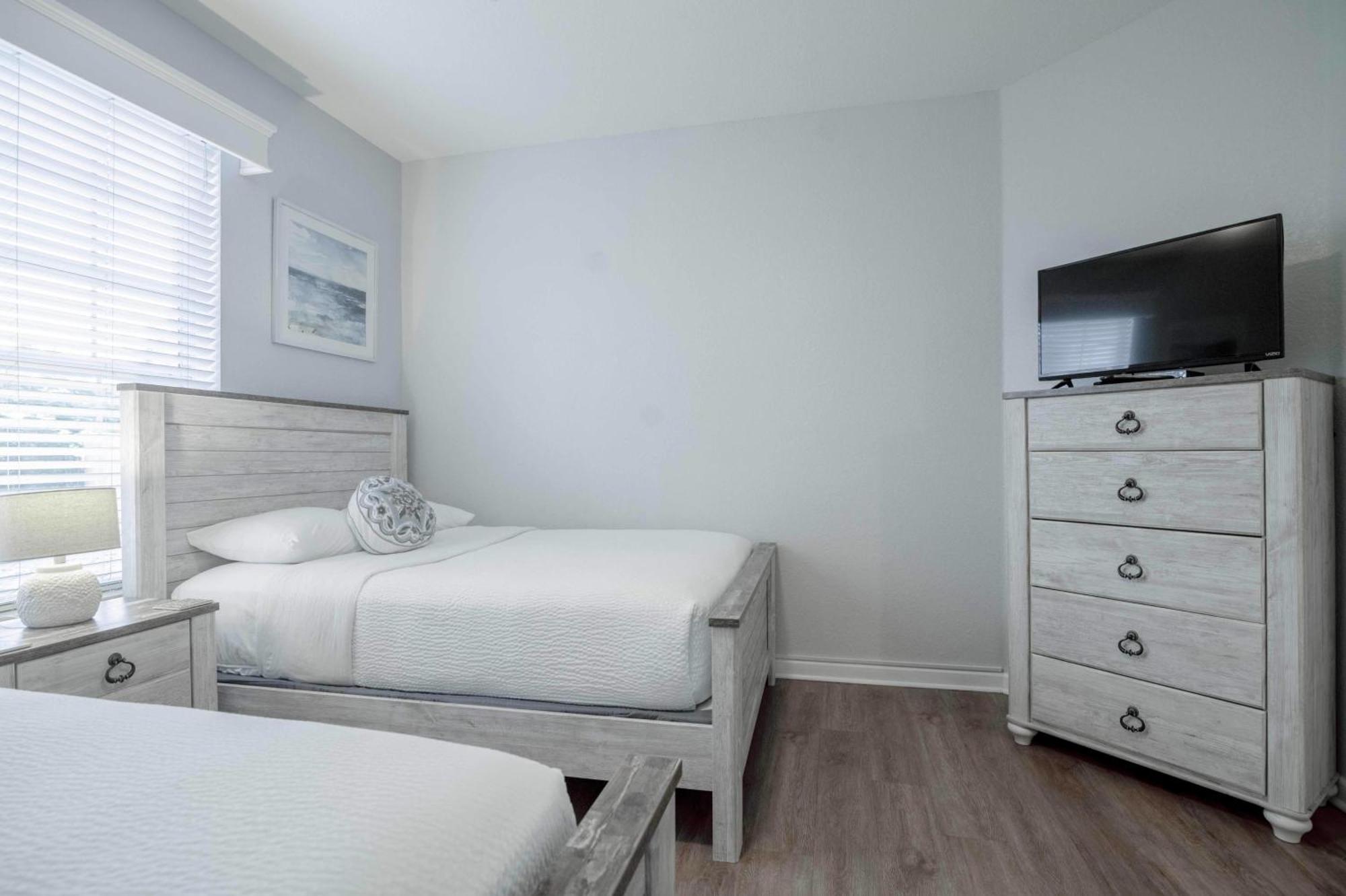Fantastic Lakeview Tropicana Near Theme Parks, And Walk To The Convention Center