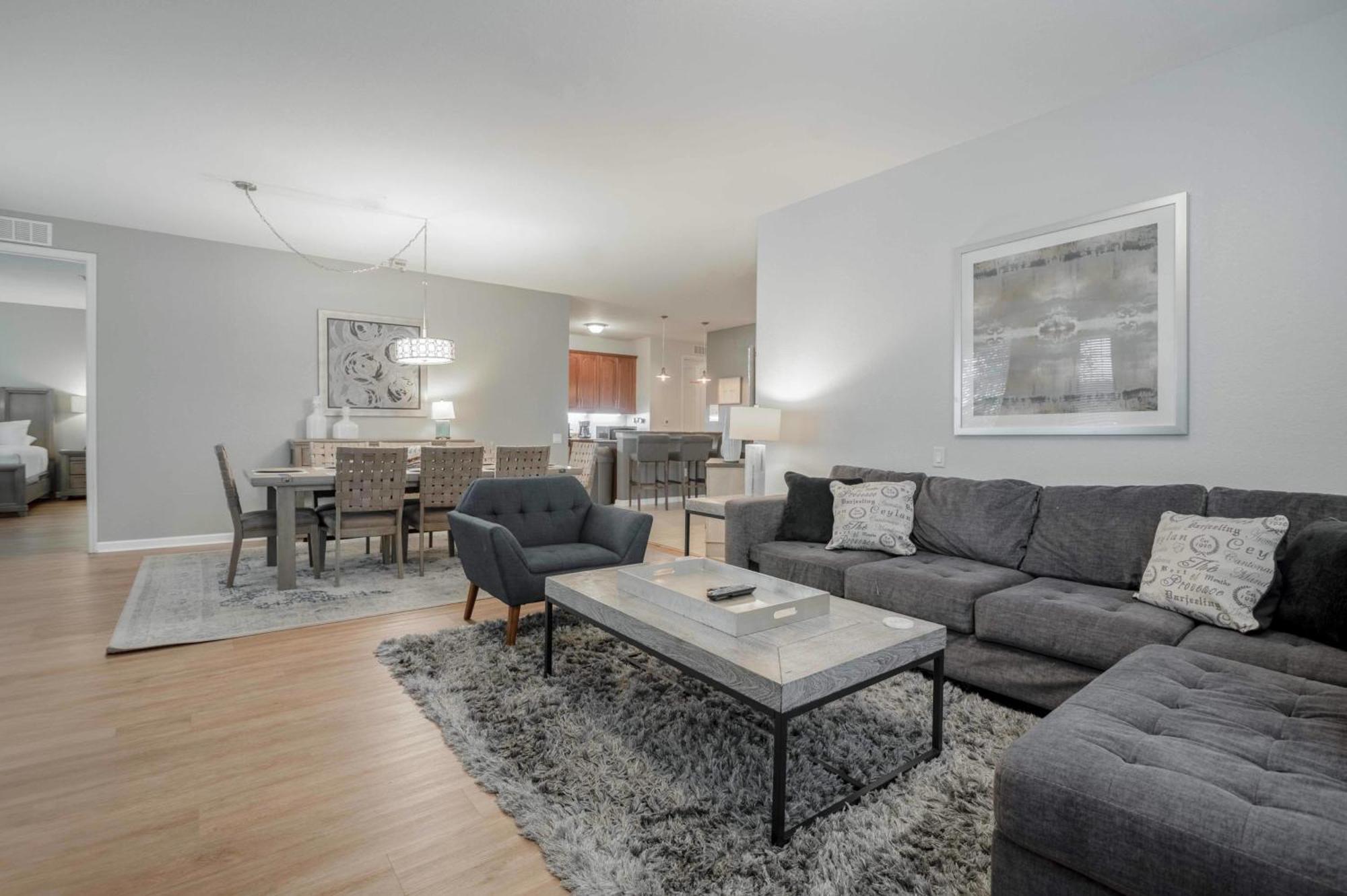 Fantastic Lakeview Tropicana Near Theme Parks, And Walk To The Convention Center Apartment