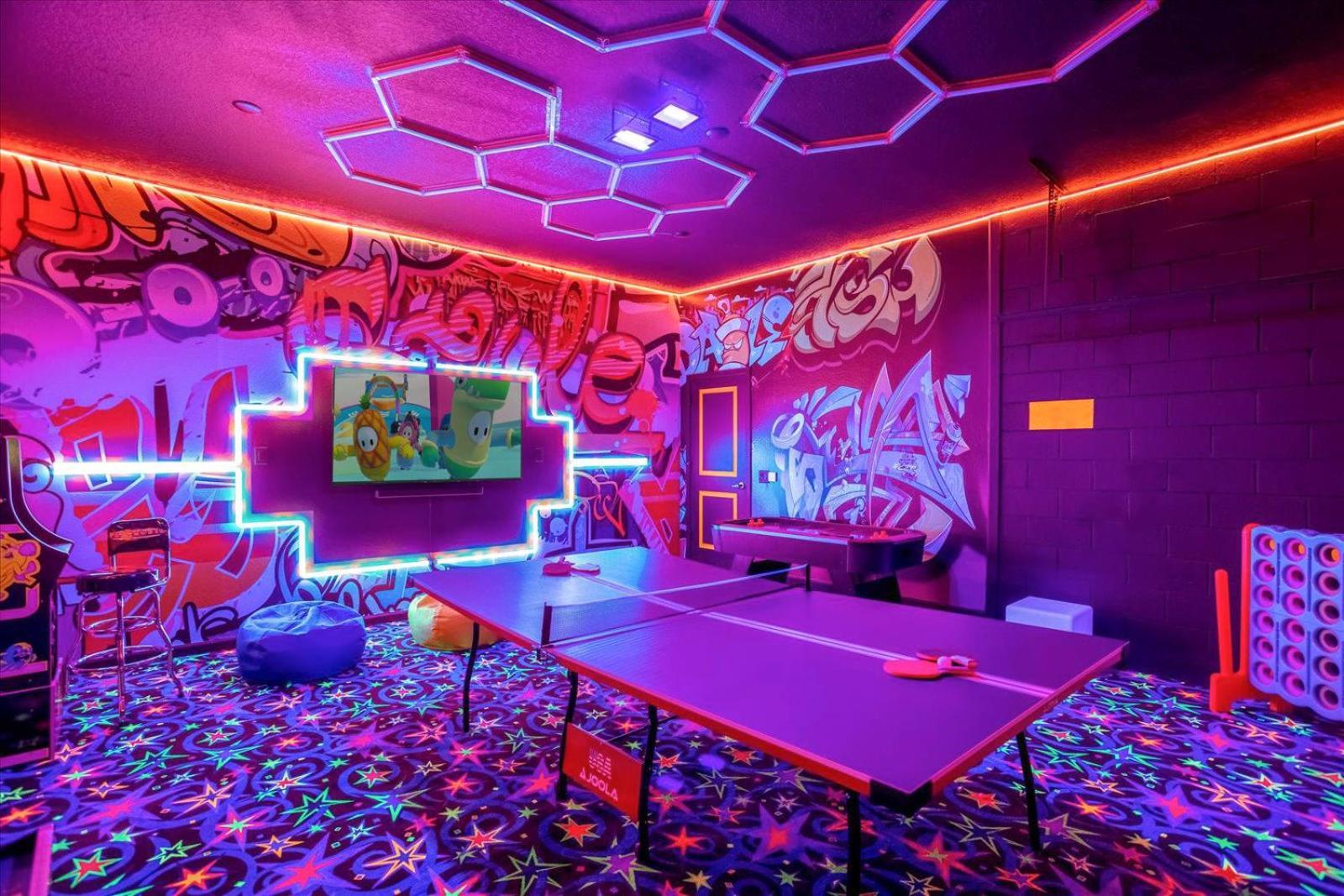 Holiday home Upstay - Mansion W Pool Cinema Games Sleeps 26
