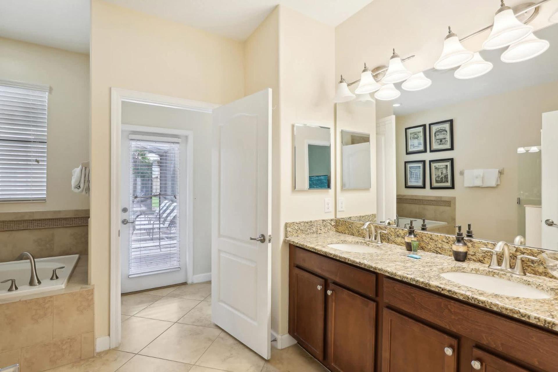 Modern 8br With Private Pool And Hot Tub Davenport