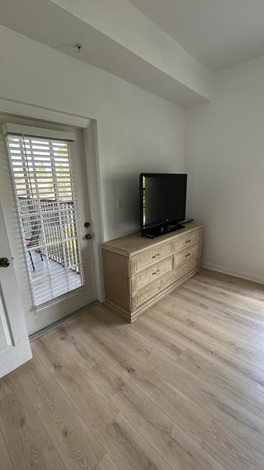 Furnished -than 10 Min From Major Parks!
