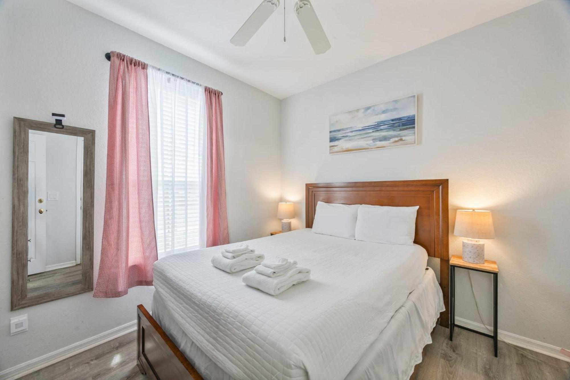 Cozy Stylish Townhome Davenport