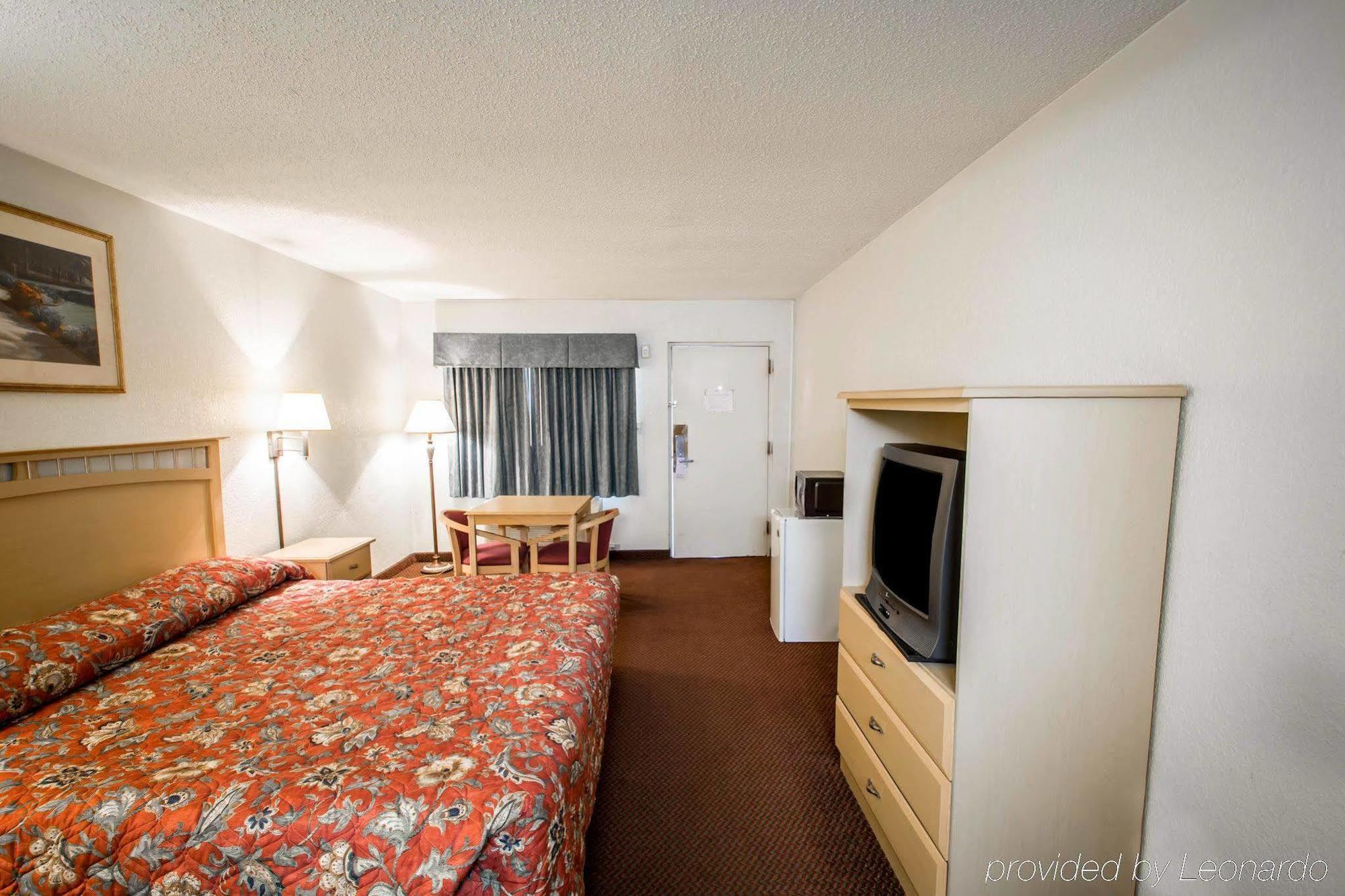 Country Hearth Inn- 2*