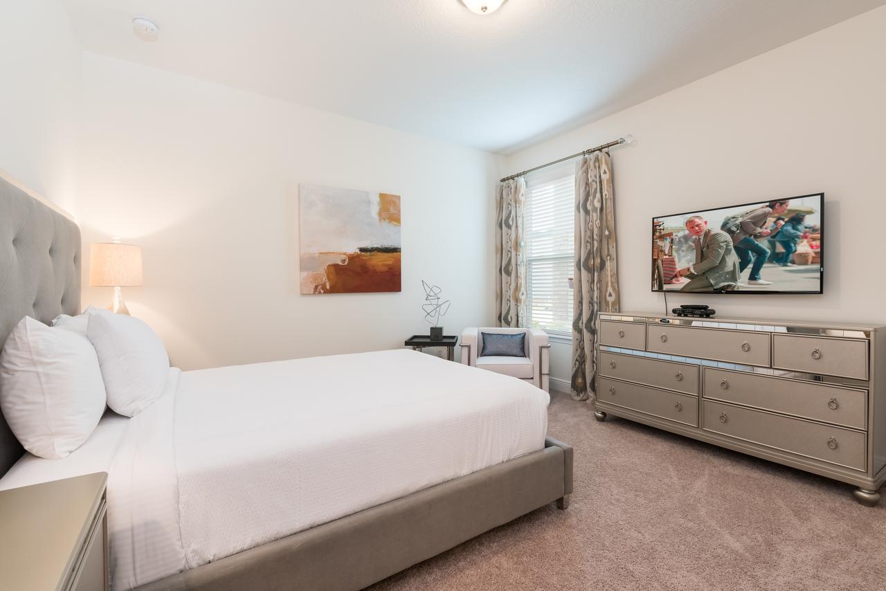 Stunning Near By Rentyl With Private Pool, Game Room, Themed & Amenities - 210m