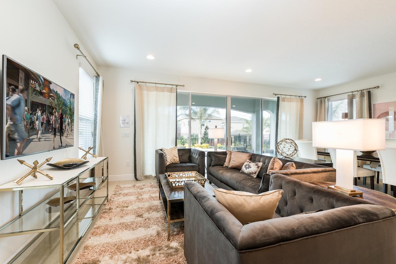 Stunning Near By Rentyl With Private Pool, Game Room, Themed & Amenities - 210m Holiday home